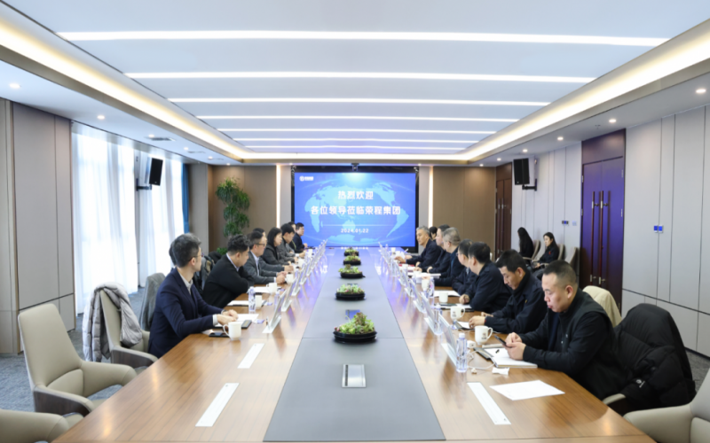 信德集團業務發展部總監袁偉強、榮華控股企業集團執行總裁郝曉嬋一行到榮程集團參觀座談