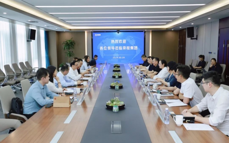 榮程集團董事會主席張榮華與浙商銀行總行小企業信貸中心總經理龔國強座談交流