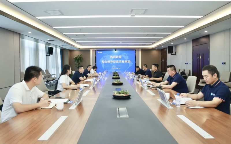 霍爾果斯經濟開發區黨工委委員、伊寧園區黨工委副書記、管委會主任潘熹一行到榮程集團座談交流