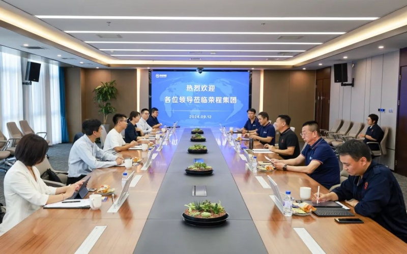 一汽解放新能源事業部黨委書記、總經理裴國權一行到榮程集團座談交流